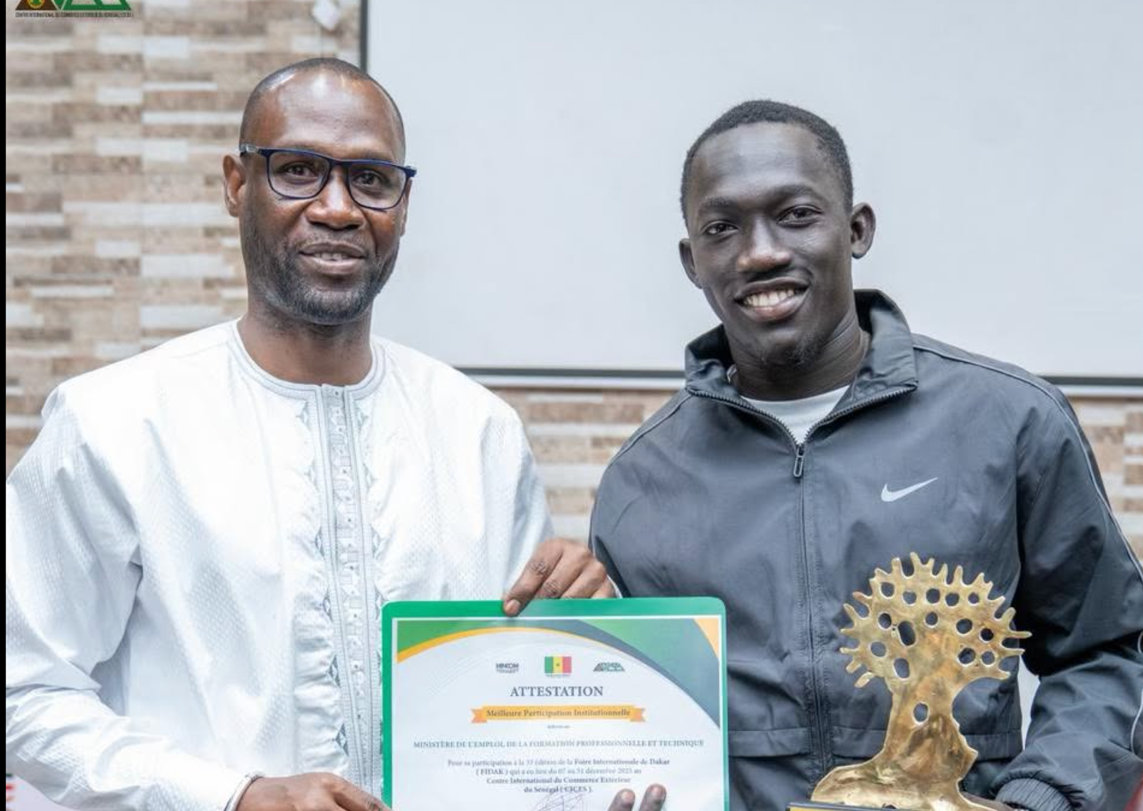 Remise d’une attestation et d’un trophée lors de la FIDAK 2025